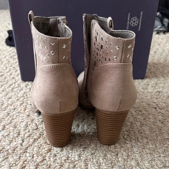 Jennifer Lopez Studded Taupe Suede Ankle Boots - Women’s 8.5 - Picture 6 of 15